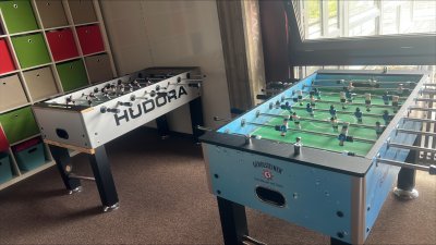 Bild: zwei Kicker in der Übermittagsbetreuung