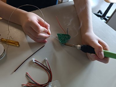 Löten am offenen Herzen Schüler beim Löten